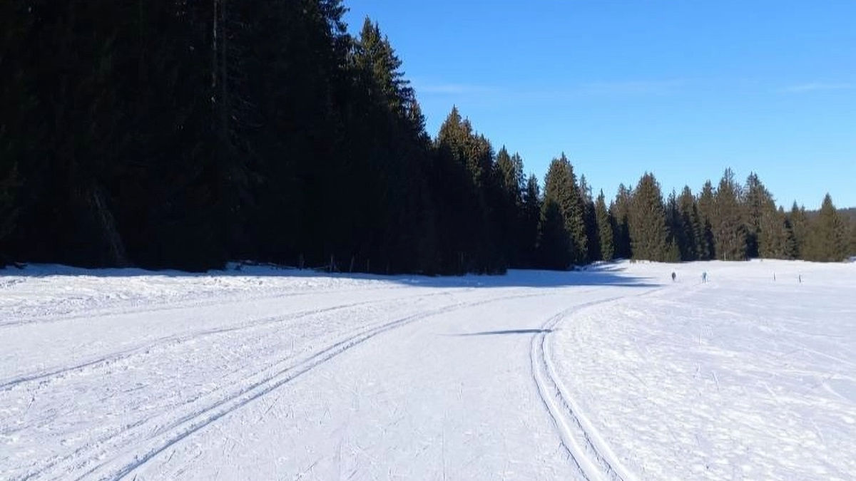 Nahaufnahme von Langlaufskiausrüstungen auf Sněžné