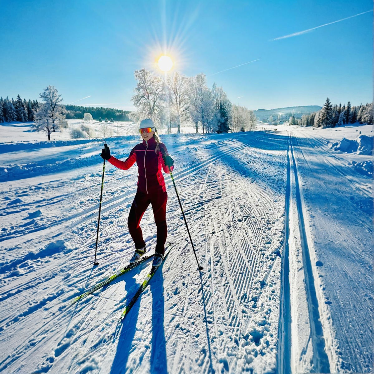 Hochwinkelansicht eines Skifahrers auf einem verschneiten Bergpfad